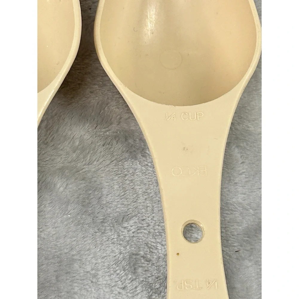 Vintage EKCO Tan Beige Nesting Measuring Cup Scoop Spoon Set 4pc USA 1970s Retro